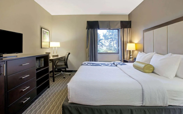 photo 4 of La Quinta Inn & Suites Detroit Metro Airport