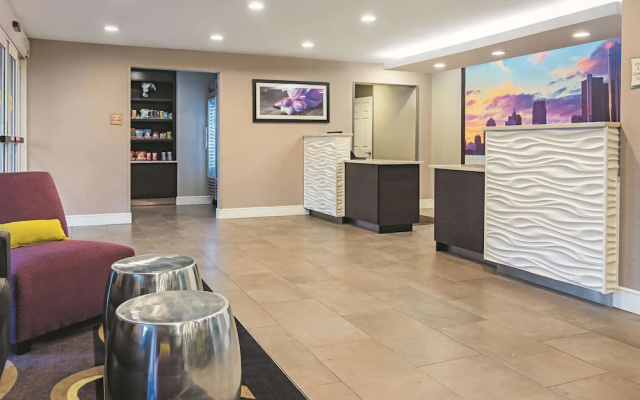 photo 2 of La Quinta Inn And Suites Detroit-Utica