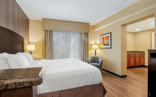 photo 3 of La Quinta Inn & Suites by Wyndham Bel Air/I-95 Exit 77A