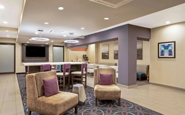 photo 2 of La Quinta Inn & Suites Fayetteville