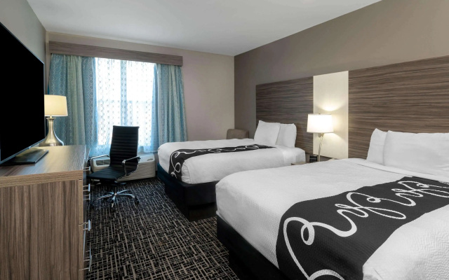 photo 2 of La Quinta Inn & Suites by Wyndham Forsyth