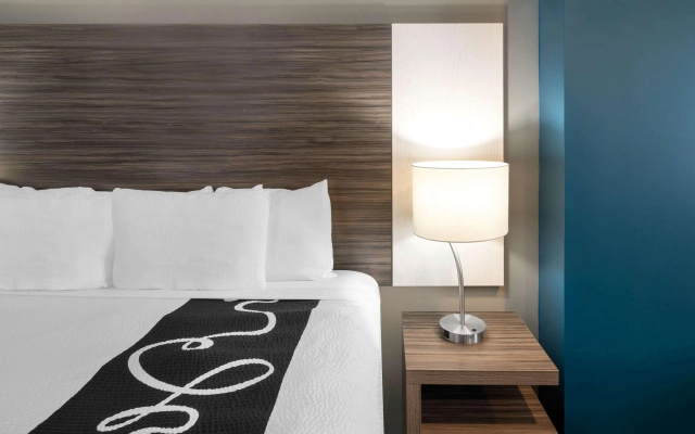photo 3 of La Quinta Inn & Suites by Wyndham Forsyth