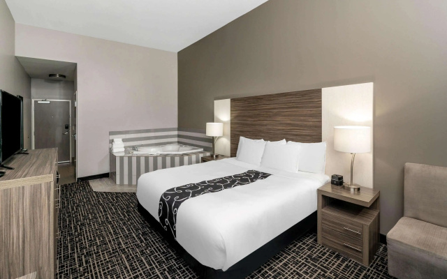 photo 4 of La Quinta Inn & Suites by Wyndham Forsyth