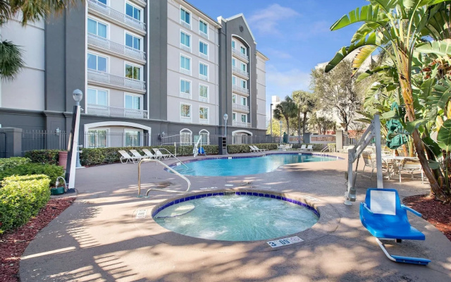 photo 3 of La Quinta Inn & Suites Ft. Lauderdale Airport
