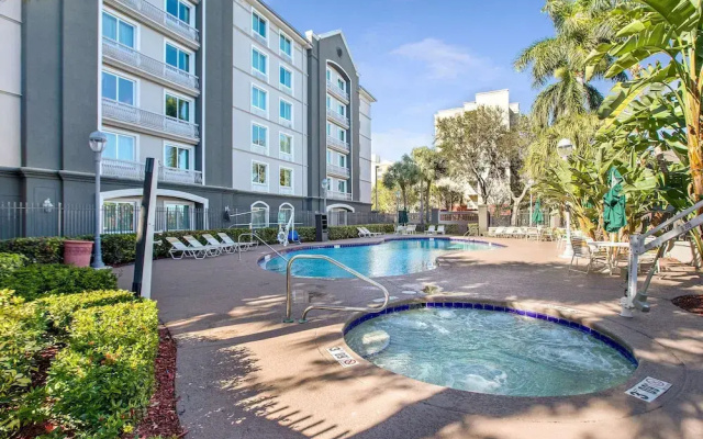 photo 4 of La Quinta Inn & Suites Ft. Lauderdale Airport