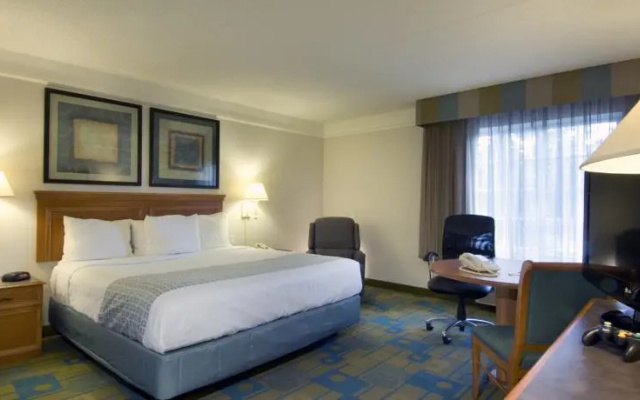 photo 4 of La Quinta Inn & Suites by Wyndham Ft. Lauderdale Plantation