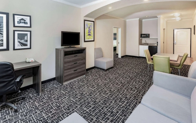 photo 5 of La Quinta Inn & Suites Garland Harbor Point