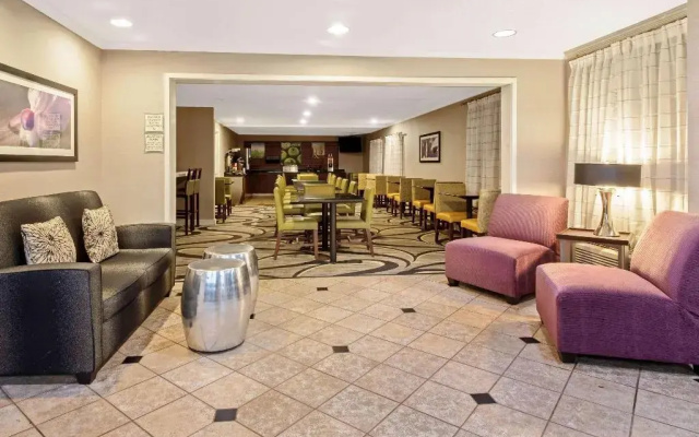photo 2 of La Quinta Inn & Suites Harrisburg Airport/Hershey