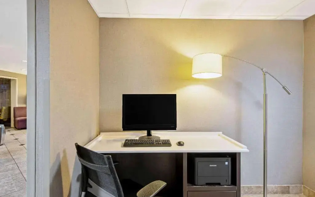 photo 4 of La Quinta Inn & Suites Harrisburg Airport/Hershey