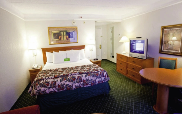 photo 2 of La Quinta Inn & Suites Houston Galleria Area #963