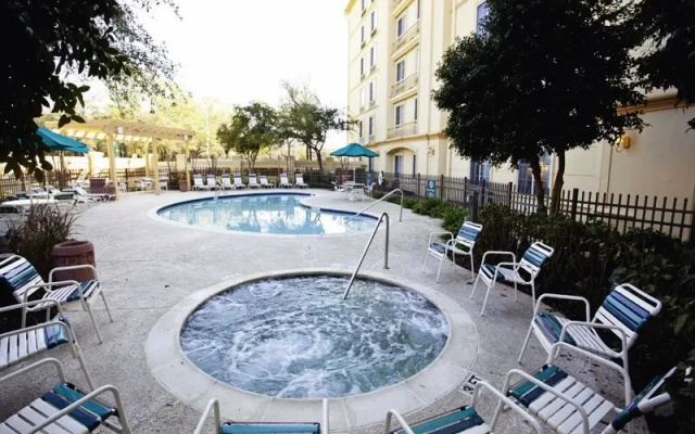 photo 4 of La Quinta Inn & Suites Houston Galleria Area #963