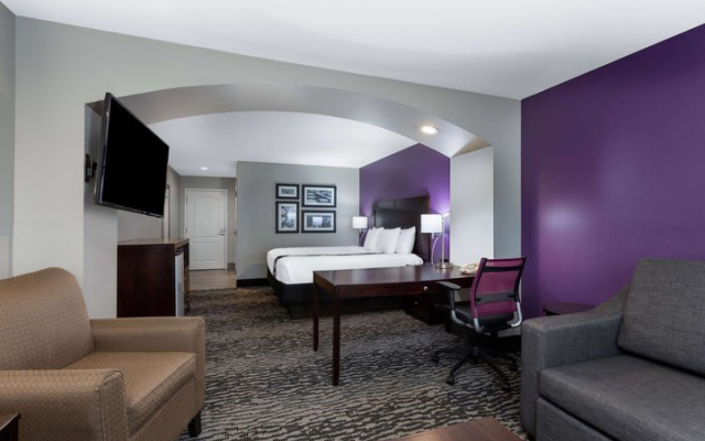 photo 2 of La Quinta Inn & Suites Huntsville Airport Madison