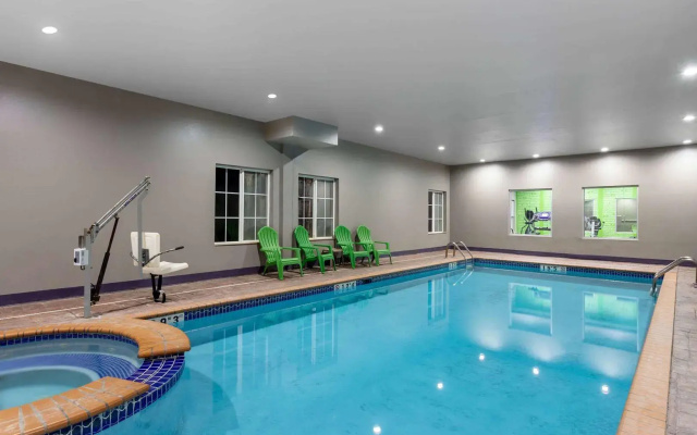 photo 3 of La Quinta Inn & Suites Huntsville Airport Madison