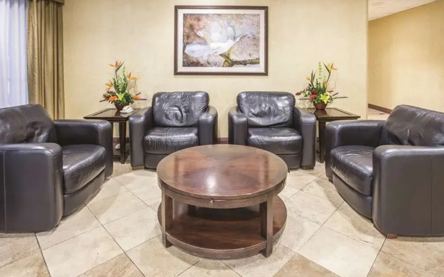 photo 2 of La Quinta Inn & Suites by Wyndham Indianapolis South