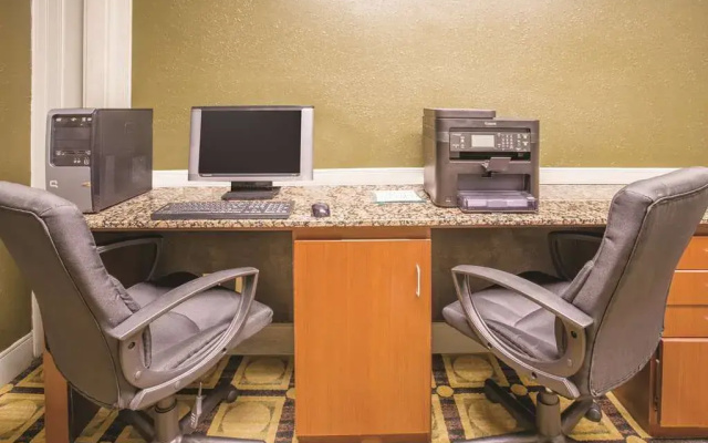 photo 3 of La Quinta Inn & Suites by Wyndham Indianapolis South