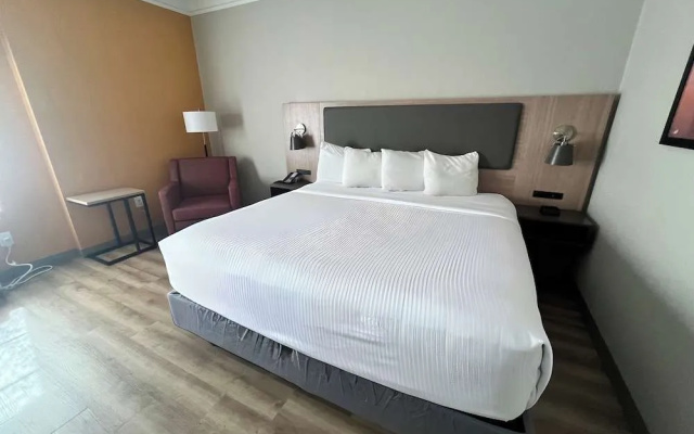 photo 2 of La Quinta Inn & Suites Jacksonville Butler Blvd