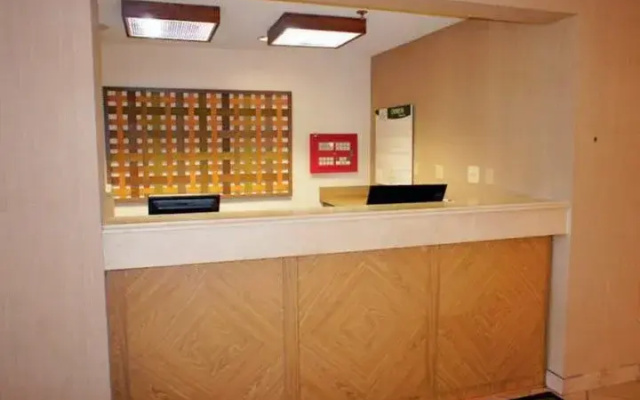 photo 2 of La Quinta Inn &amp; Suites by Wyndham Jacksonville Mandarin