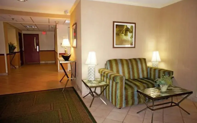 photo 3 of La Quinta Inn &amp; Suites by Wyndham Jacksonville Mandarin
