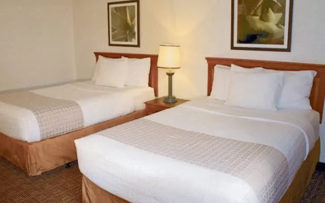 photo 4 of La Quinta Inn &amp; Suites by Wyndham Jacksonville Mandarin