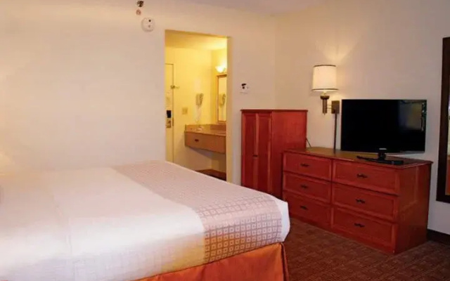 photo 5 of La Quinta Inn &amp; Suites by Wyndham Jacksonville Mandarin