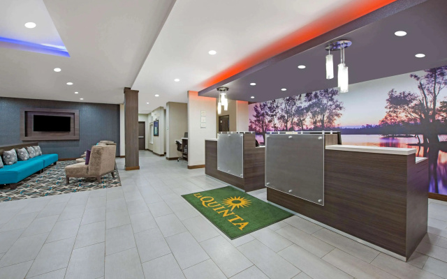 photo 2 of La Quinta Inn & Suites by Wyndham Lake Charles - Westlake