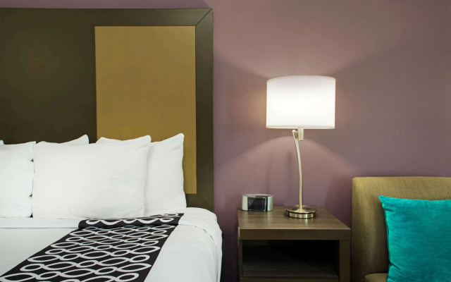 photo 3 of La Quinta Inn & Suites by Wyndham Lake Charles - Westlake