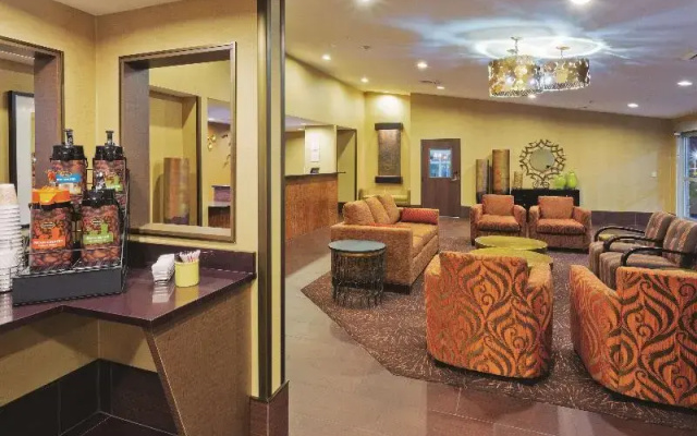 photo 2 of La Quinta Inn And Suites Las Vegas Tropicana