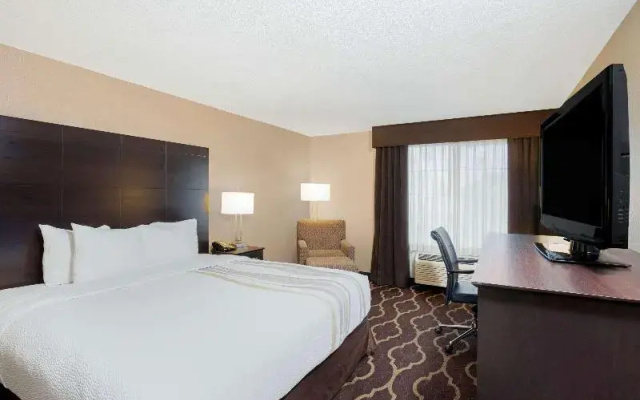 photo 4 of La Quinta Inn And Suites Las Vegas Tropicana
