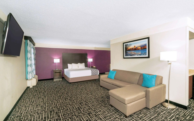 photo 3 of La Quinta Inn & Suites by Wyndham Latham Albany Airport