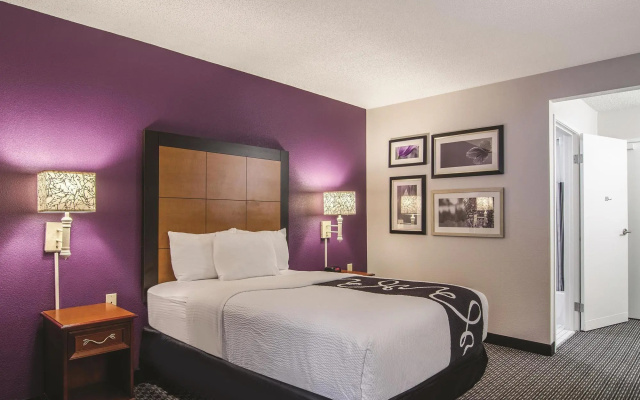 photo 2 of La Quinta Inn Suites Miami Airport East