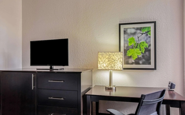 photo 3 of La Quinta Inn N Suites Miami Lakes