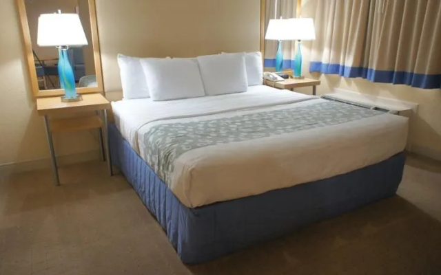 photo 2 of La Quinta Inn & Suites Miami Lakes