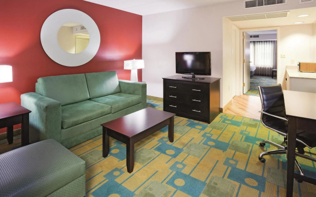 photo 3 of La Quinta Inn And Suites Milwaukee Bayshore Area