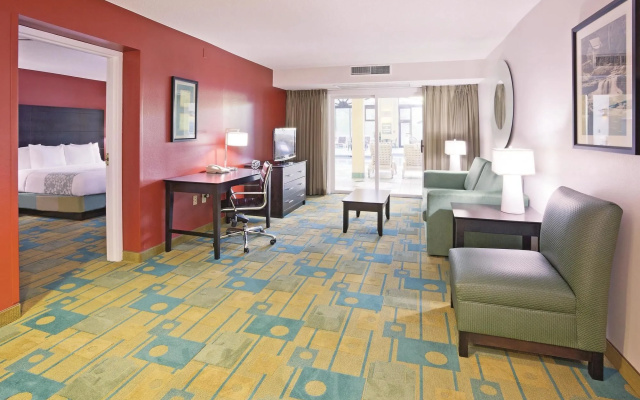 photo 4 of La Quinta Inn And Suites Milwaukee Bayshore Area