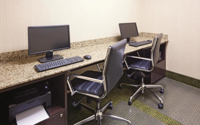 photo 5 of La Quinta Inn And Suites Milwaukee Bayshore Area