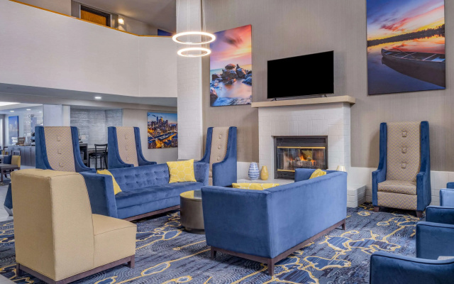 photo 2 of La Quinta Inn & Suites by Wyndham Minneapolis-Minnetonka