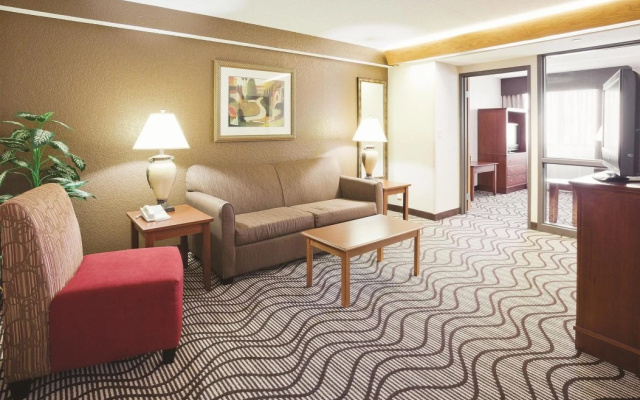photo 4 of La Quinta Inn & Suites Minneapolis-Minnetonka