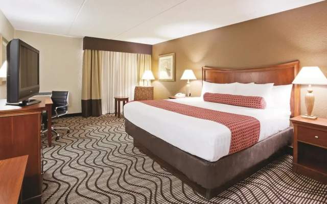 photo 5 of La Quinta Inn & Suites Minneapolis-Minnetonka