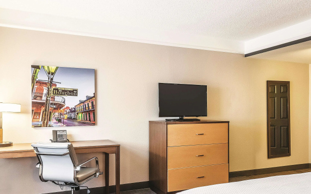 photo 4 of La Quinta Inn & Suites by Wyndham New Orleans Downtown