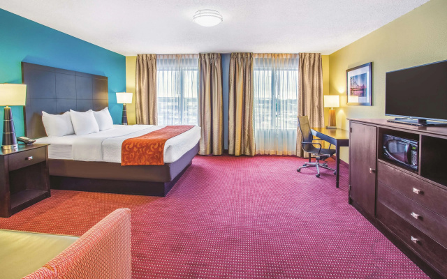 photo 3 of La Quinta Inn & Suites by Wyndham O'Fallon, IL - St. Louis
