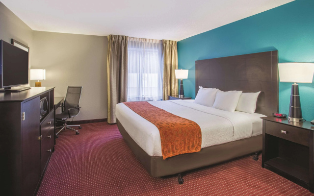 photo 4 of La Quinta Inn & Suites by Wyndham O'Fallon, IL - St. Louis