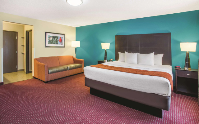 photo 5 of La Quinta Inn & Suites by Wyndham O'Fallon, IL - St. Louis
