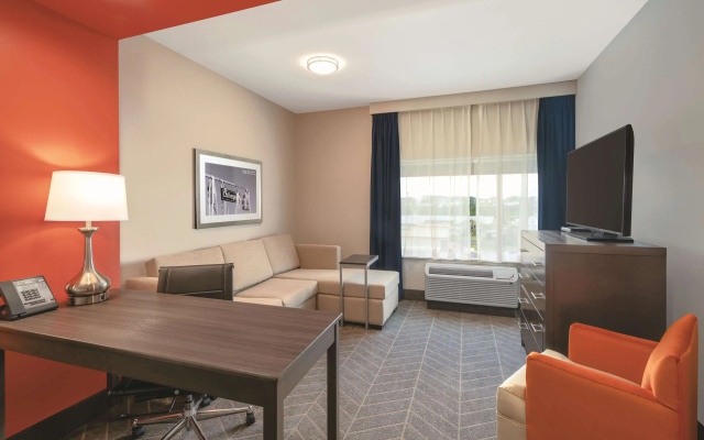 photo 4 of La Quinta Inn & Suites by Wyndham Opelika Auburn