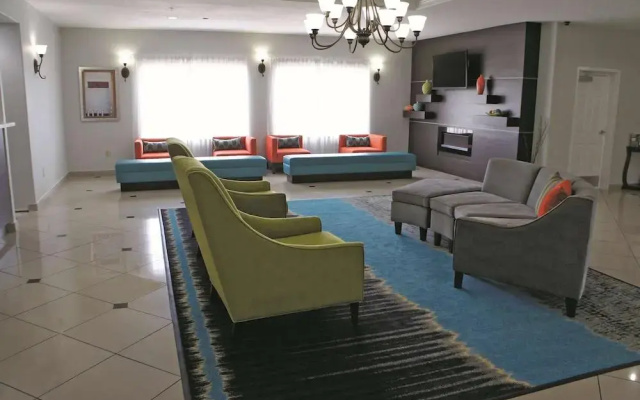 photo 2 of La Quinta Inn & Suites By Wyndham Orange