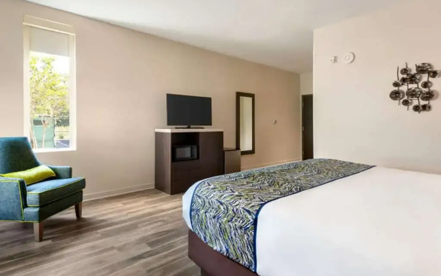 photo 5 of La Quinta Inn & Suites Orlando Idrive Theme Parks