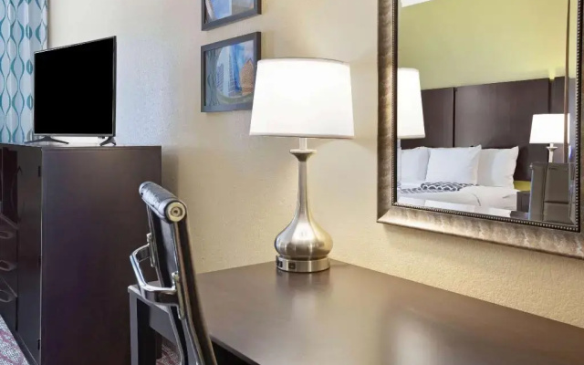 photo 5 of La Quinta Inn & Suites Pasadena North