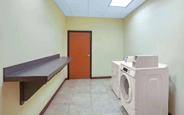 photo 3 of La Quinta Inn & Suites By Wyndham Houston Pasadena North