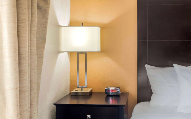photo 3 of La Quinta Inn & Suites by Wyndham Pasadena