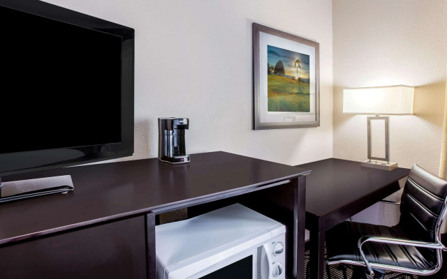 photo 4 of La Quinta Inn & Suites by Wyndham Pasadena