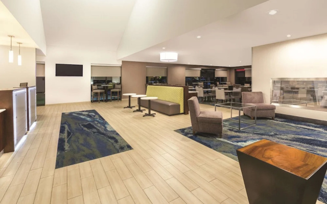 photo 2 of La Quinta Inn And Suites Philadelphia Airport (Ex Airport Inn Philadelphia /Ex Comfort Inn)